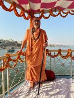 HH Swamiji and Yatri-s board 4 Bajra boats from Namo Ghat and depart for Raja Ghathi (26.03.2025)